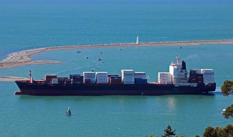Корабль-контейнеровоз атакован в Гвинейском заливе, 15 членов экипажа похищены и один погиб
