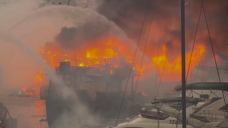Пожар на марине в Гонконге уничтожил более 10 судов