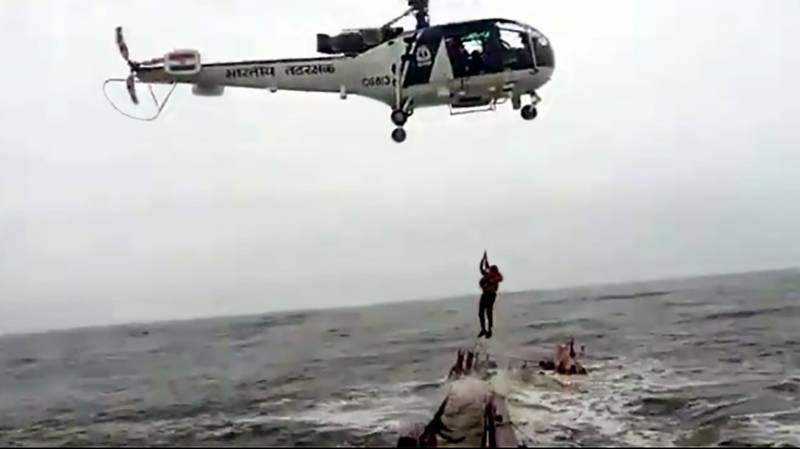 В Индии затопило судно: экипаж эвакуировали вертолетом